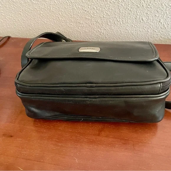 Esprit black crossbody Vegan! - Picture 3 of 9